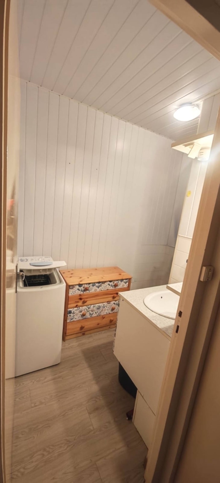 La salle de bain avec lave-linge